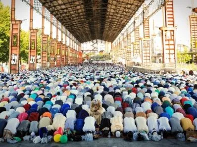 Musulmans prosterné dans un hangar immense
