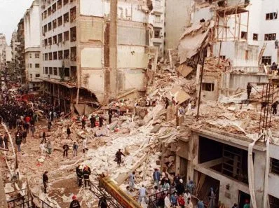 Plan large sur les dégâts causés par l'explosion d'une bombe à Buenos Aires en 1994