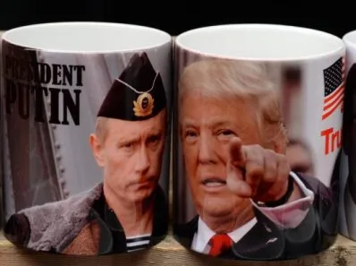 2 mugs pour trinquer: l'un c'est Trump en soldat jeune, l'autre Trump en orateur menaçant