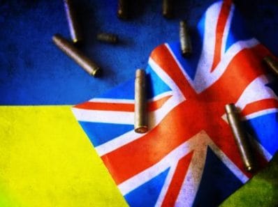 Grande-Bretagne et Ukraine, drapeaux et balles mêlés