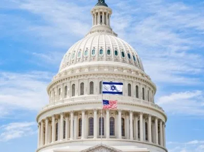 le drapeau israélien au-dessus du drapeau américain sur le Capitole