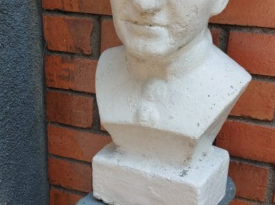 Tête en plâtre de Monseigneur Romero, avec ses lunettes